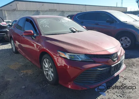 2020 Toyota Camry Le z USA, uszkodzony, nr VIN 4T1C11AK5LU312551
